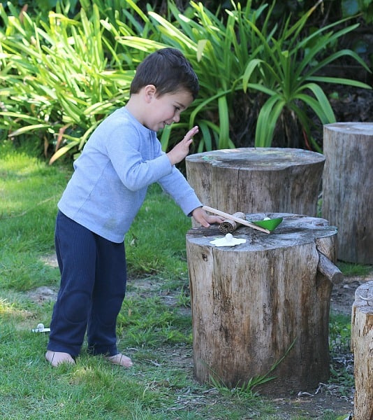 toddler playing with kiwi crate