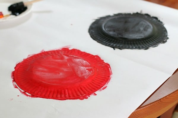 paint paper plates red and black