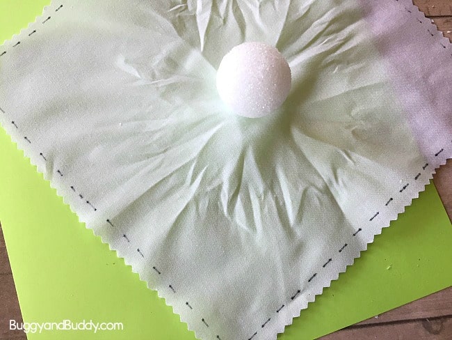 поместите шарик из пенопласта в центр вашей ткани для вашего призрачного ремесла